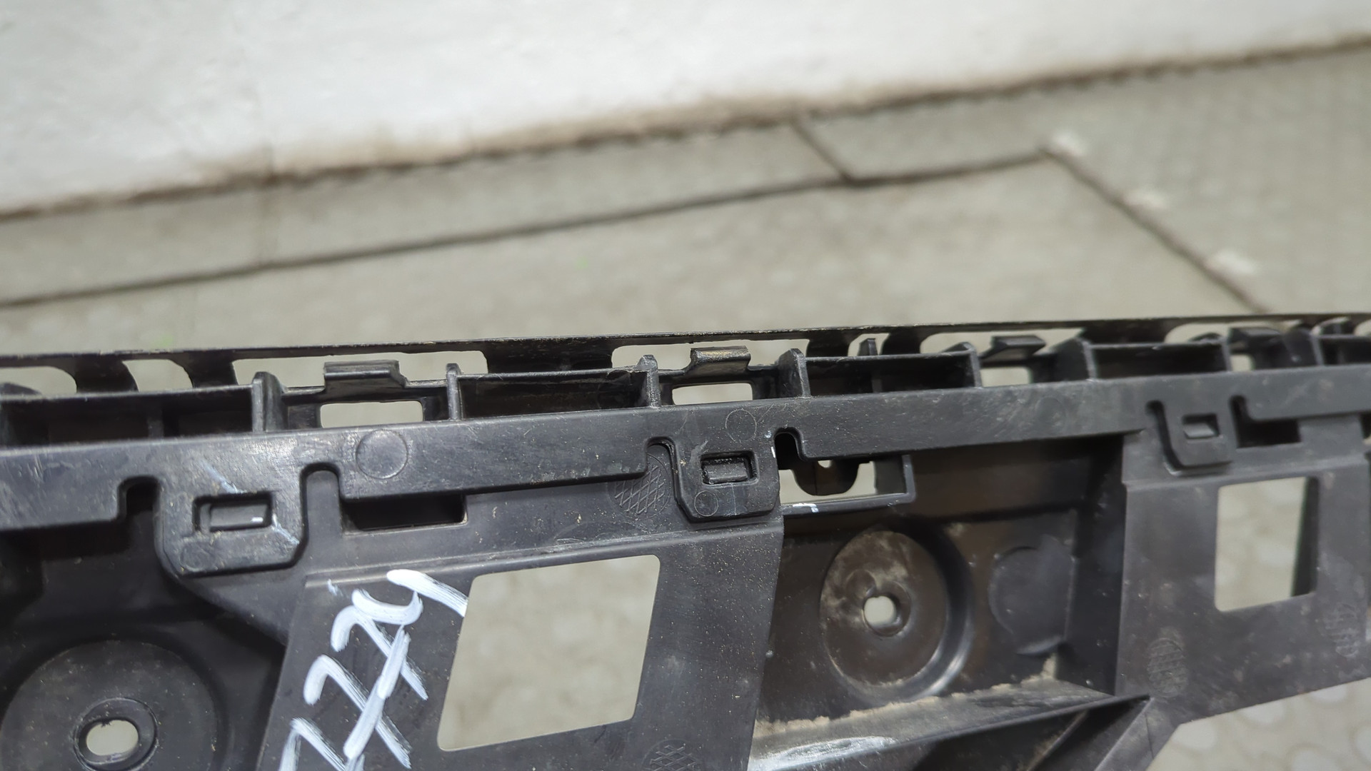 Кронштейн заднего бампера левый