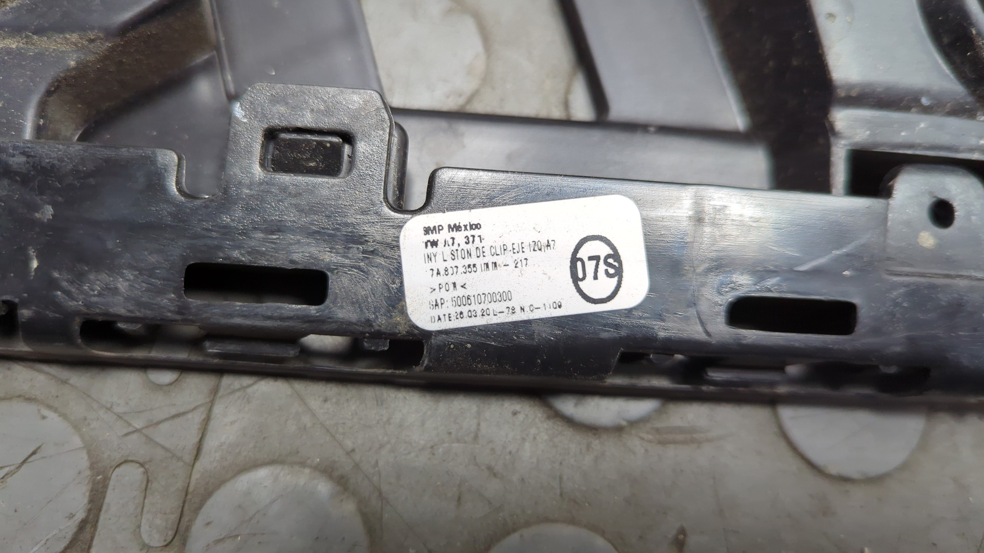 Кронштейн заднего бампера левый