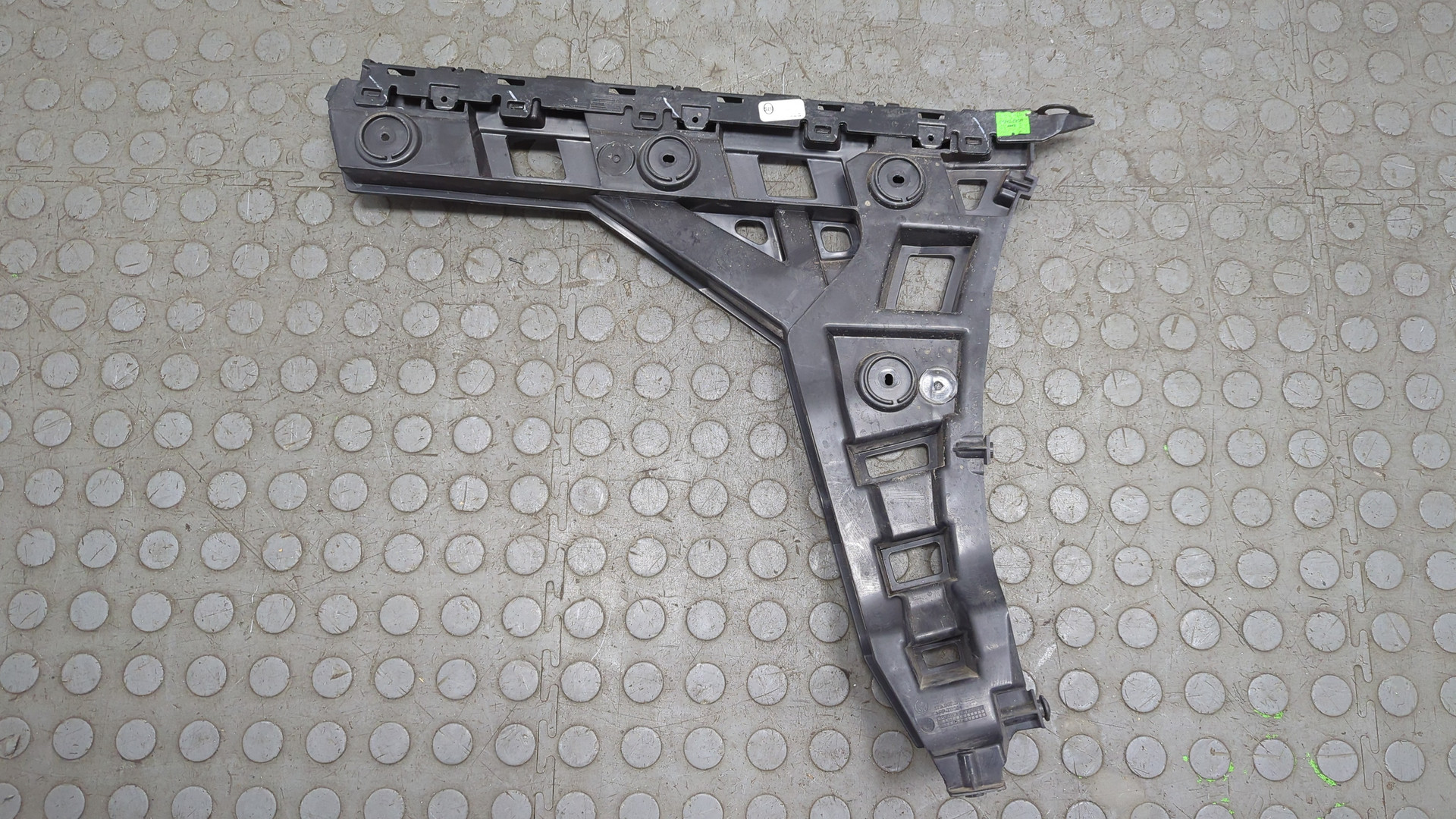 Кронштейн заднего бампера левый