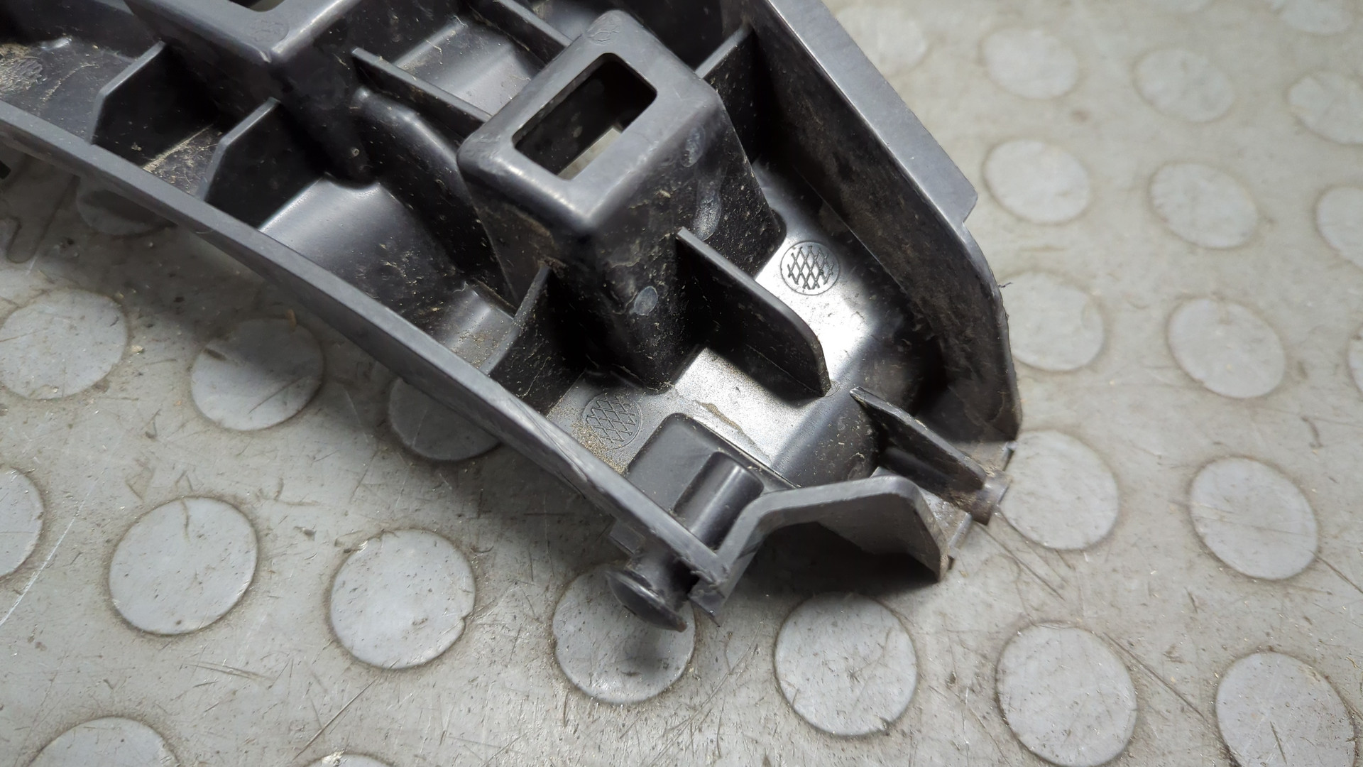 Кронштейн заднего бампера левый