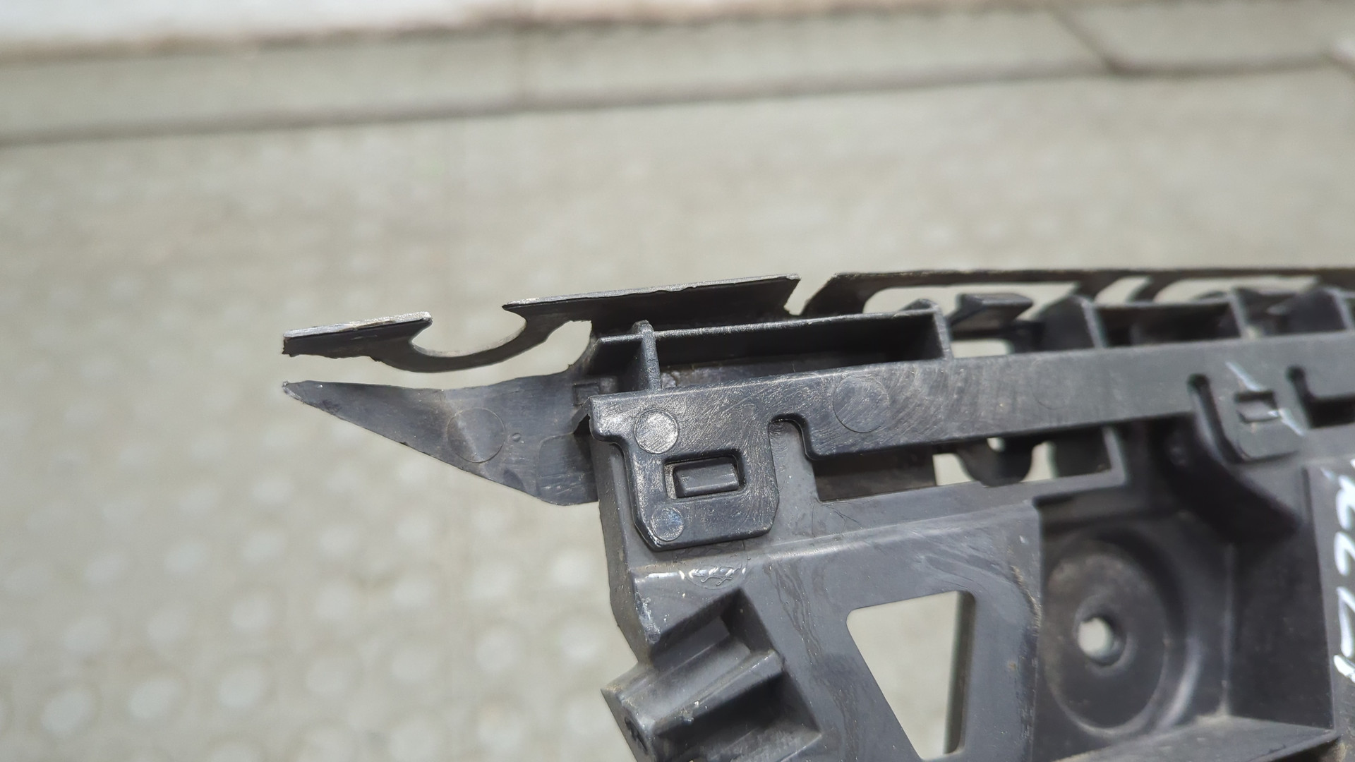 Кронштейн заднего бампера левый