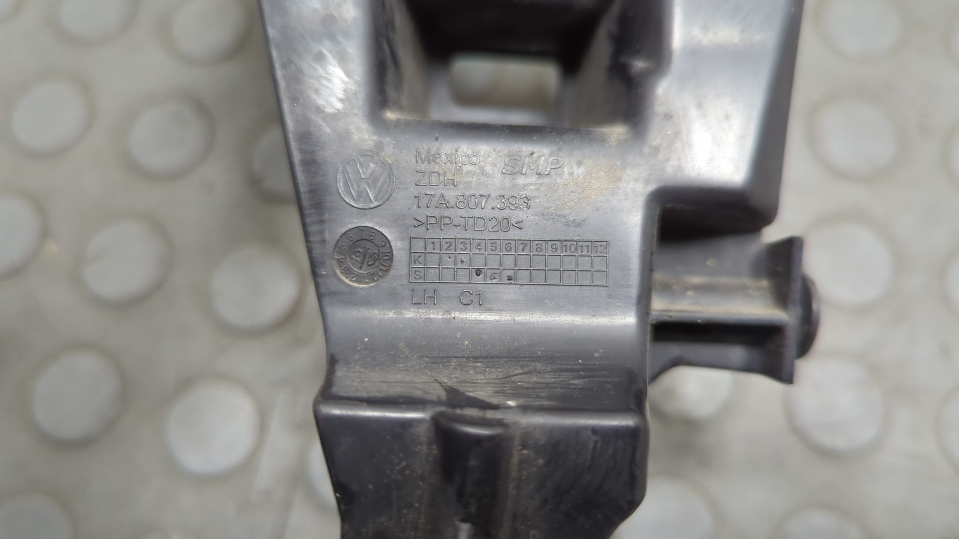 Кронштейн заднего бампера левый