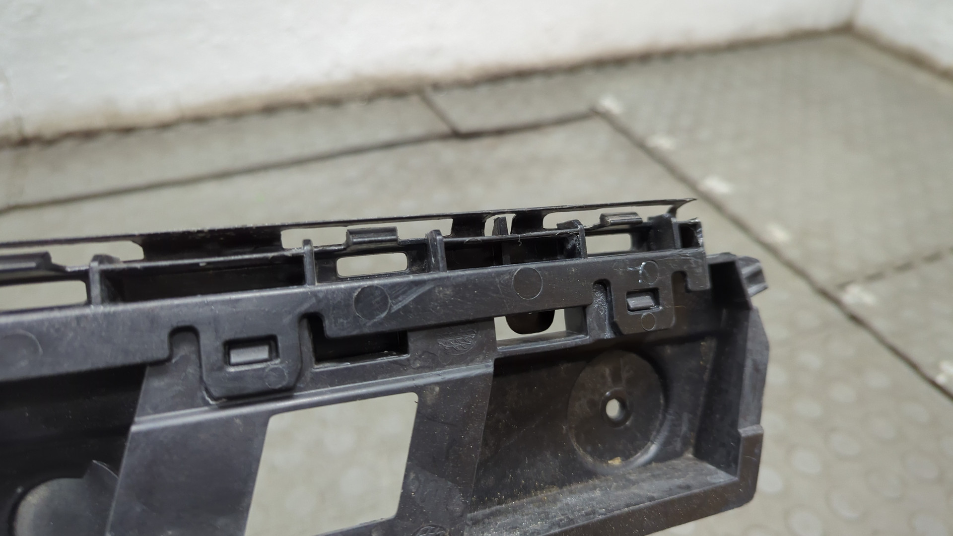 Кронштейн заднего бампера левый