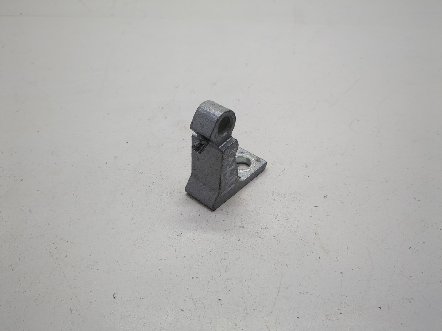 Петля двери