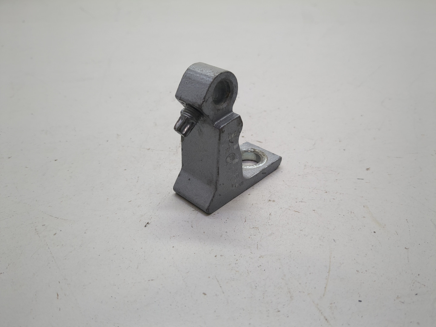 Петля двери