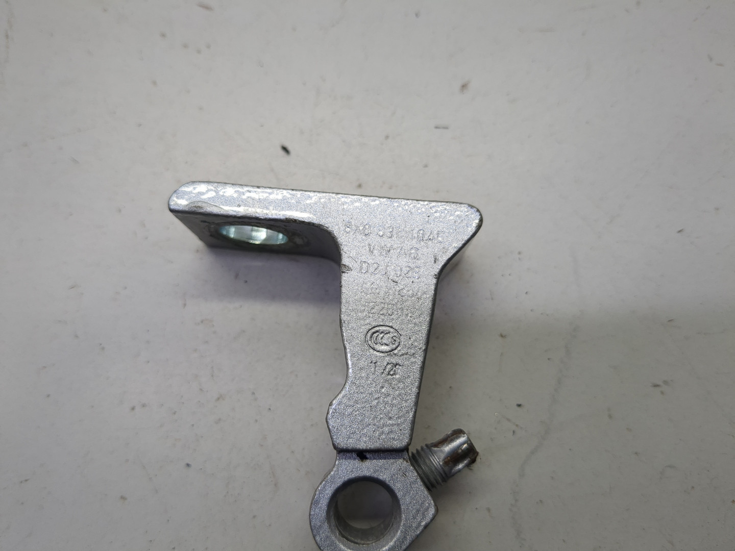 Петля двери