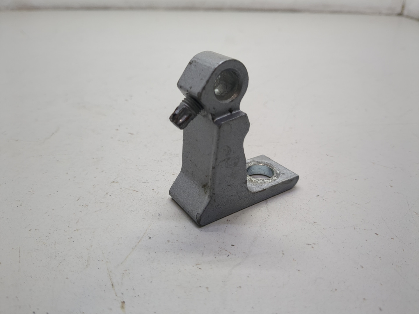 Петля двери