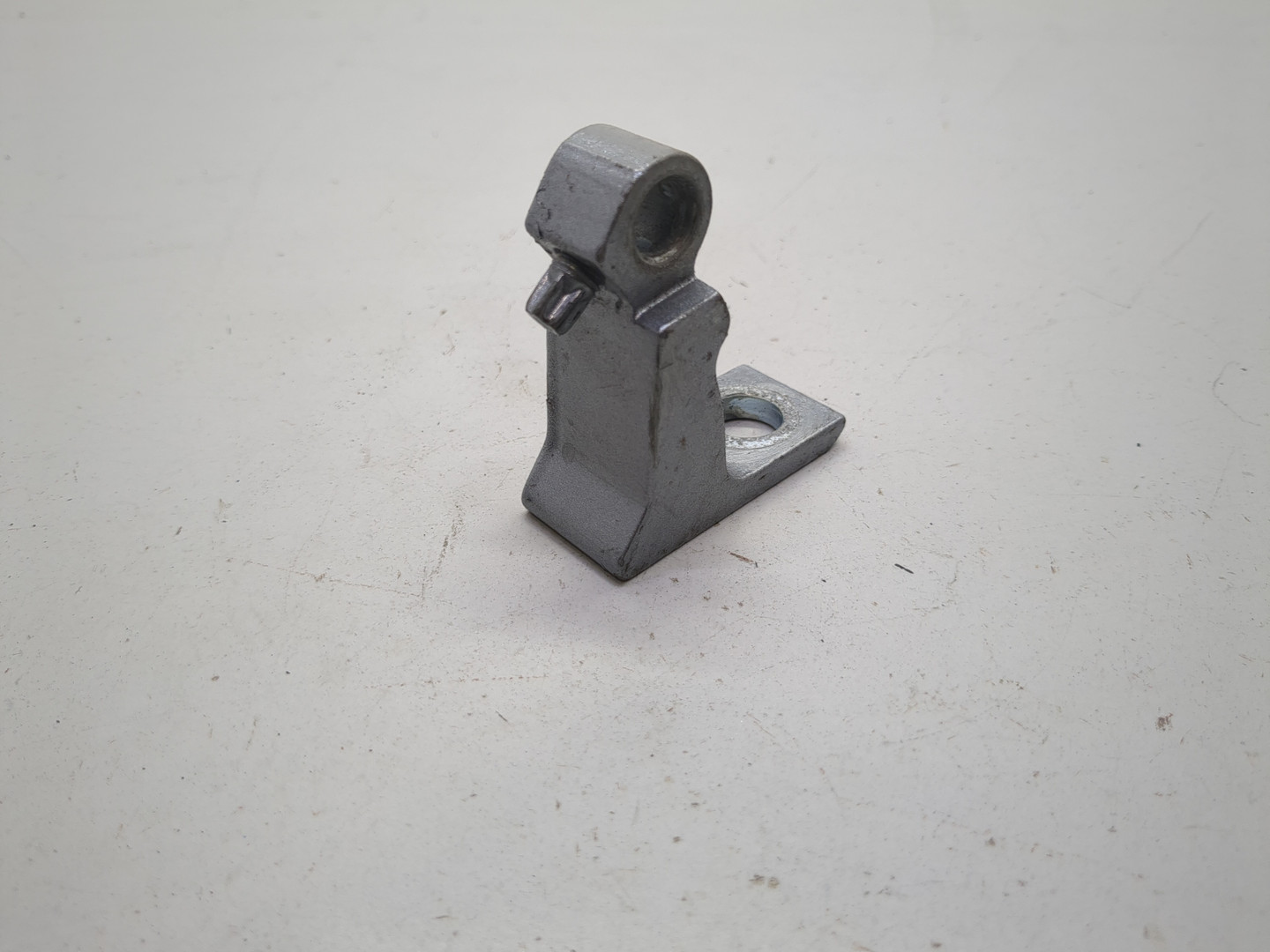 Петля двери