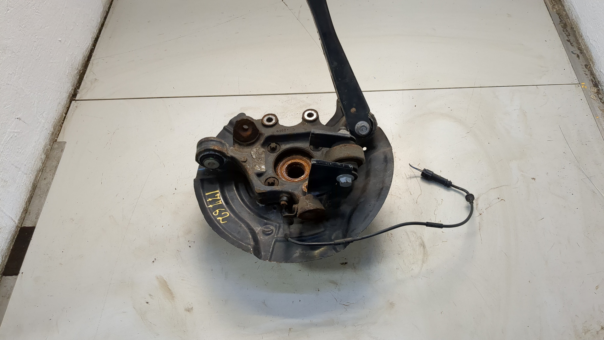 Кулак поворотный задний левый