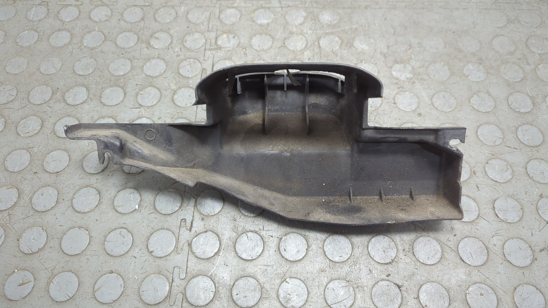 Кожух замка капота