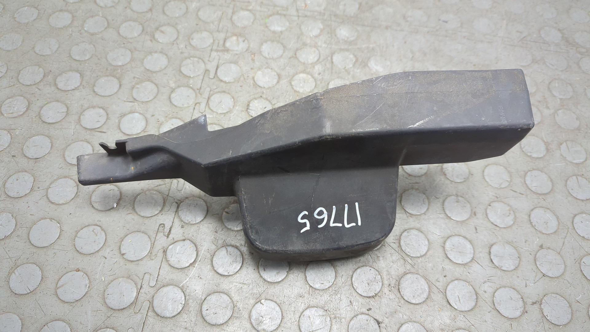 Кожух замка капота