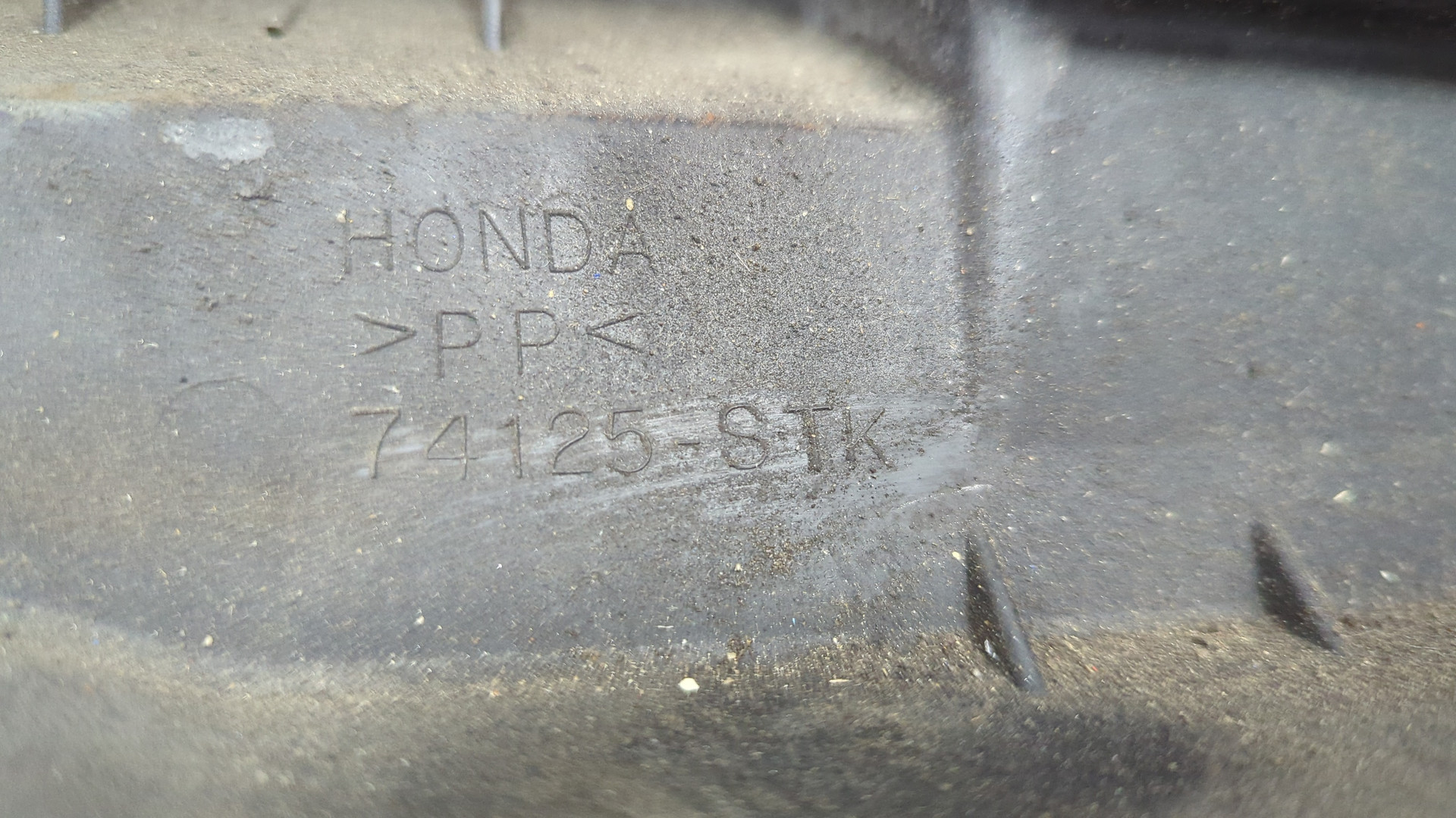 Кожух замка капота