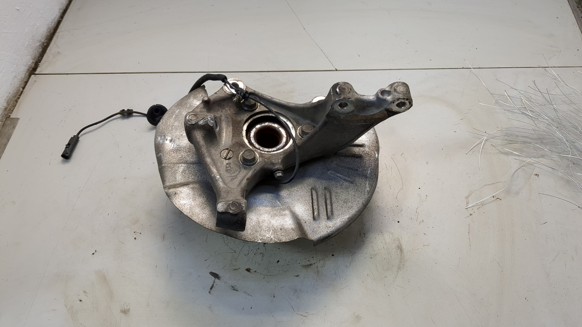 Кулак поворотный передний правый