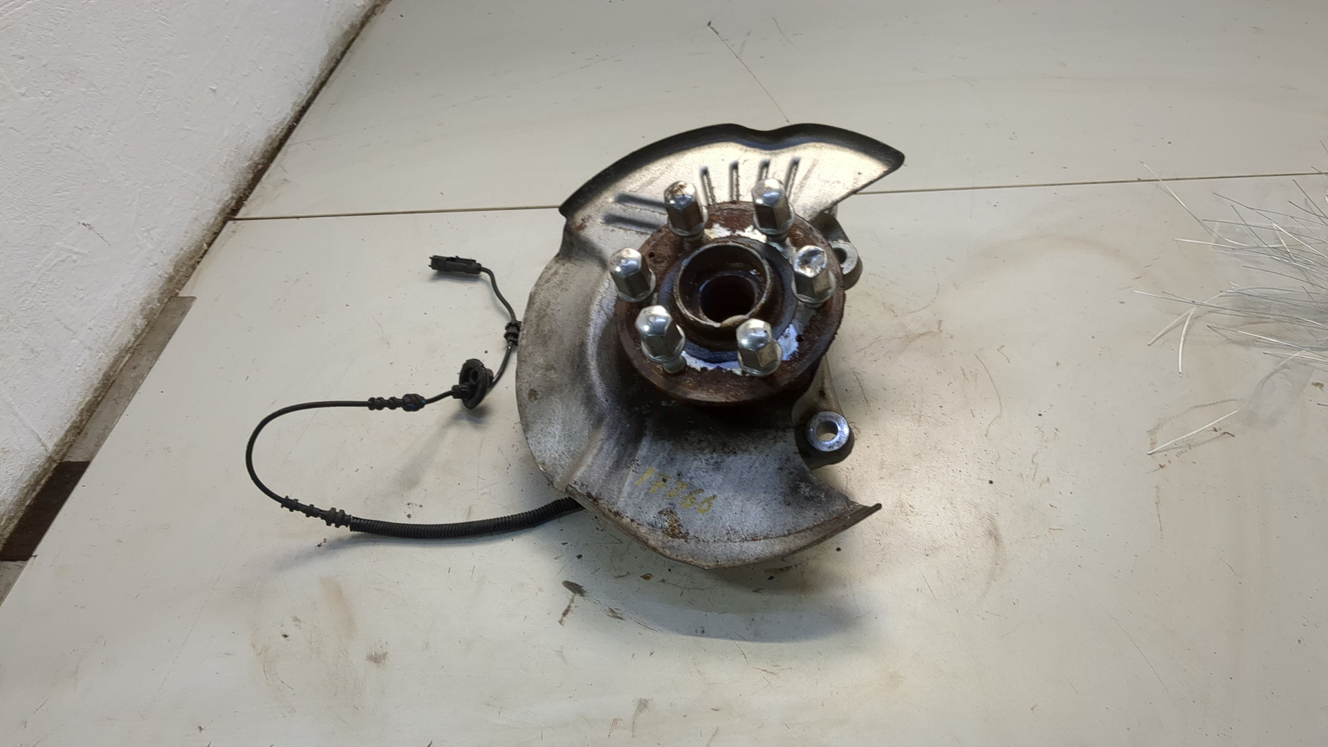 Кулак поворотный передний правый