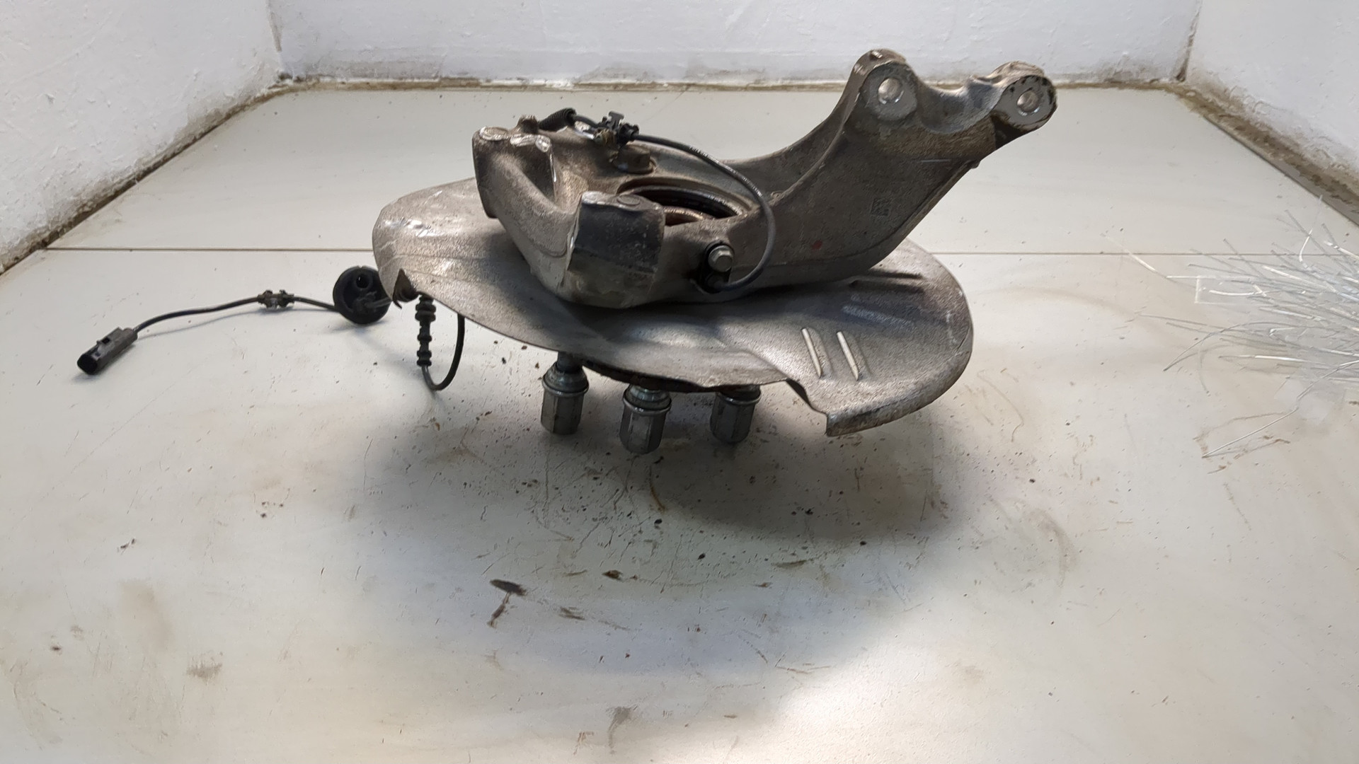 Кулак поворотный передний правый