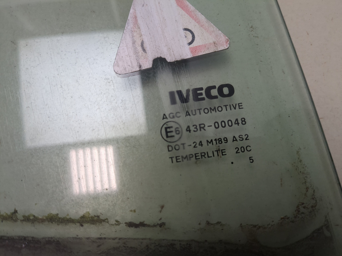 Стекло двери передней правой