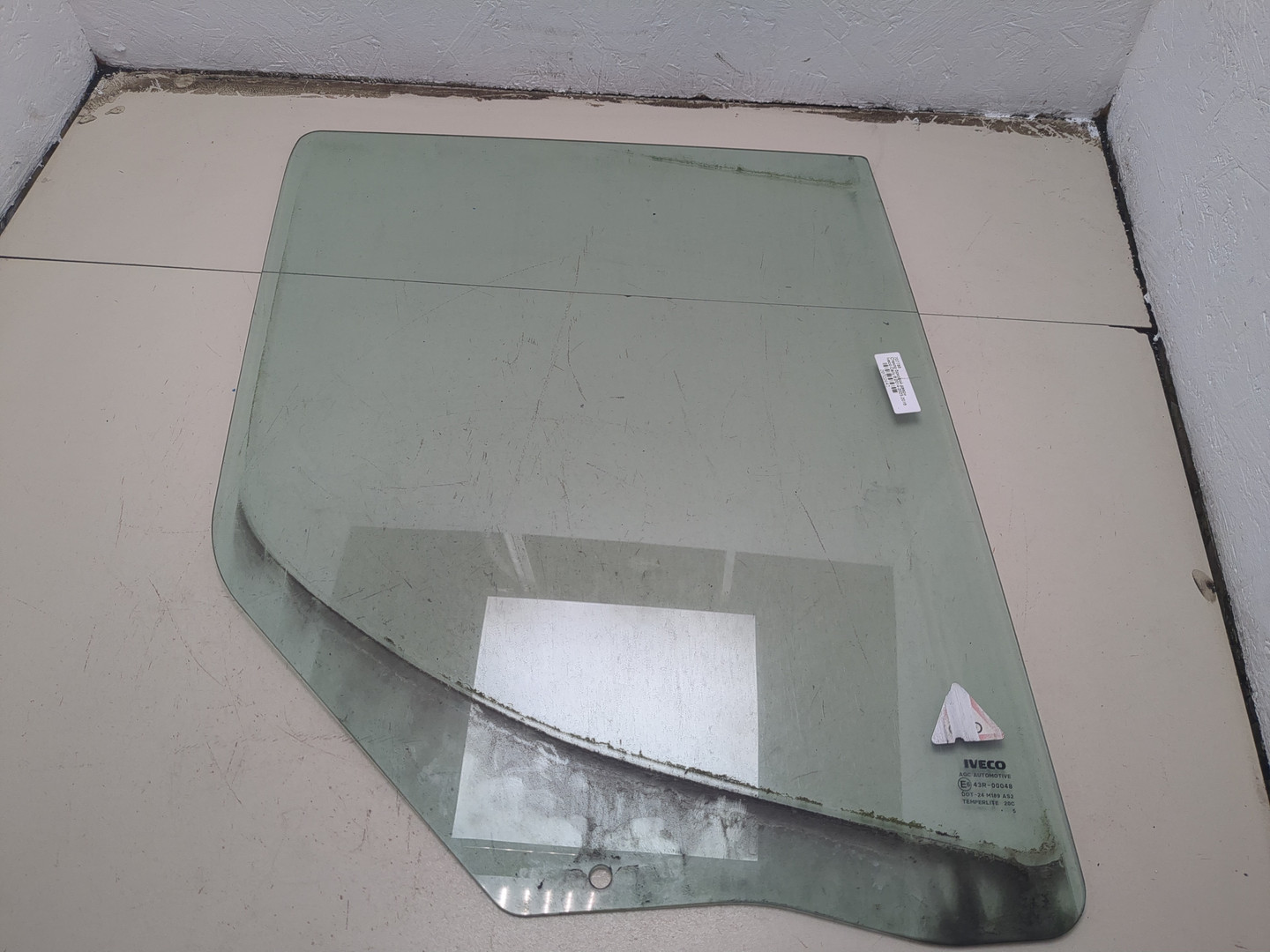 Стекло двери передней правой