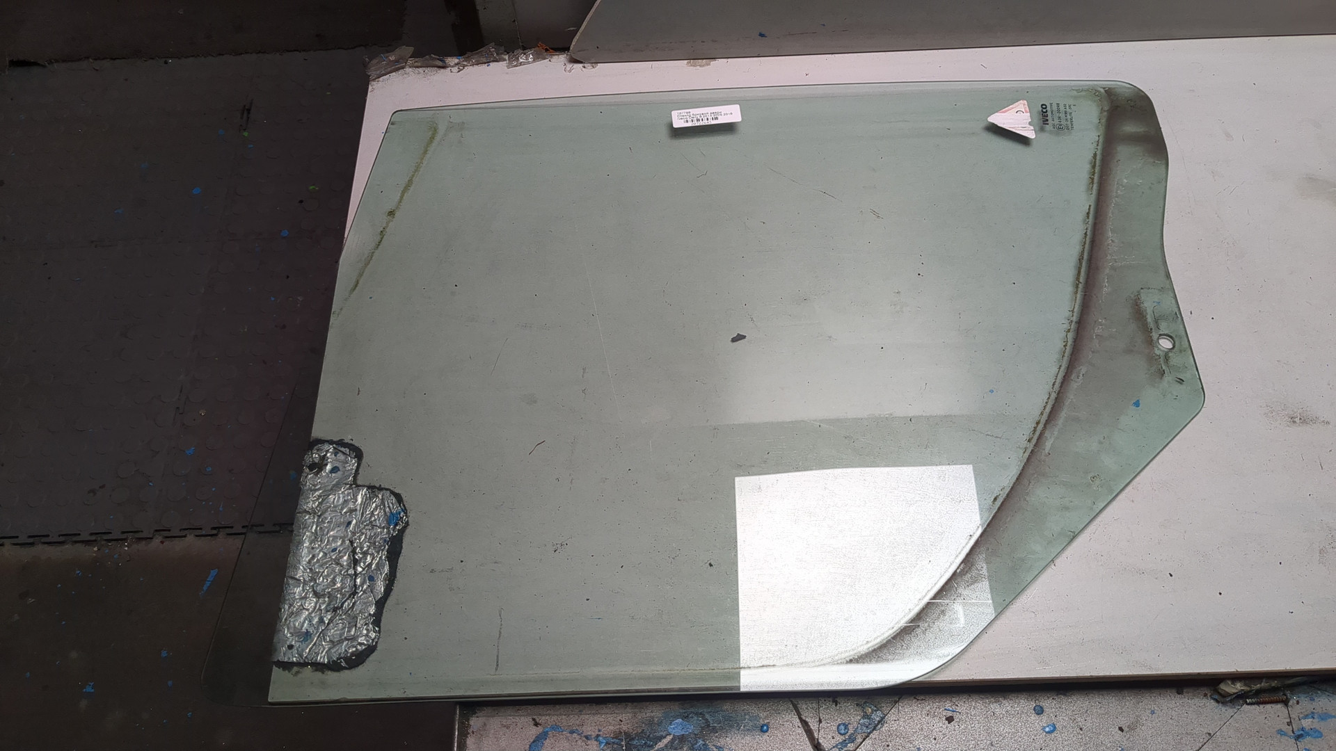 Стекло двери передней правой