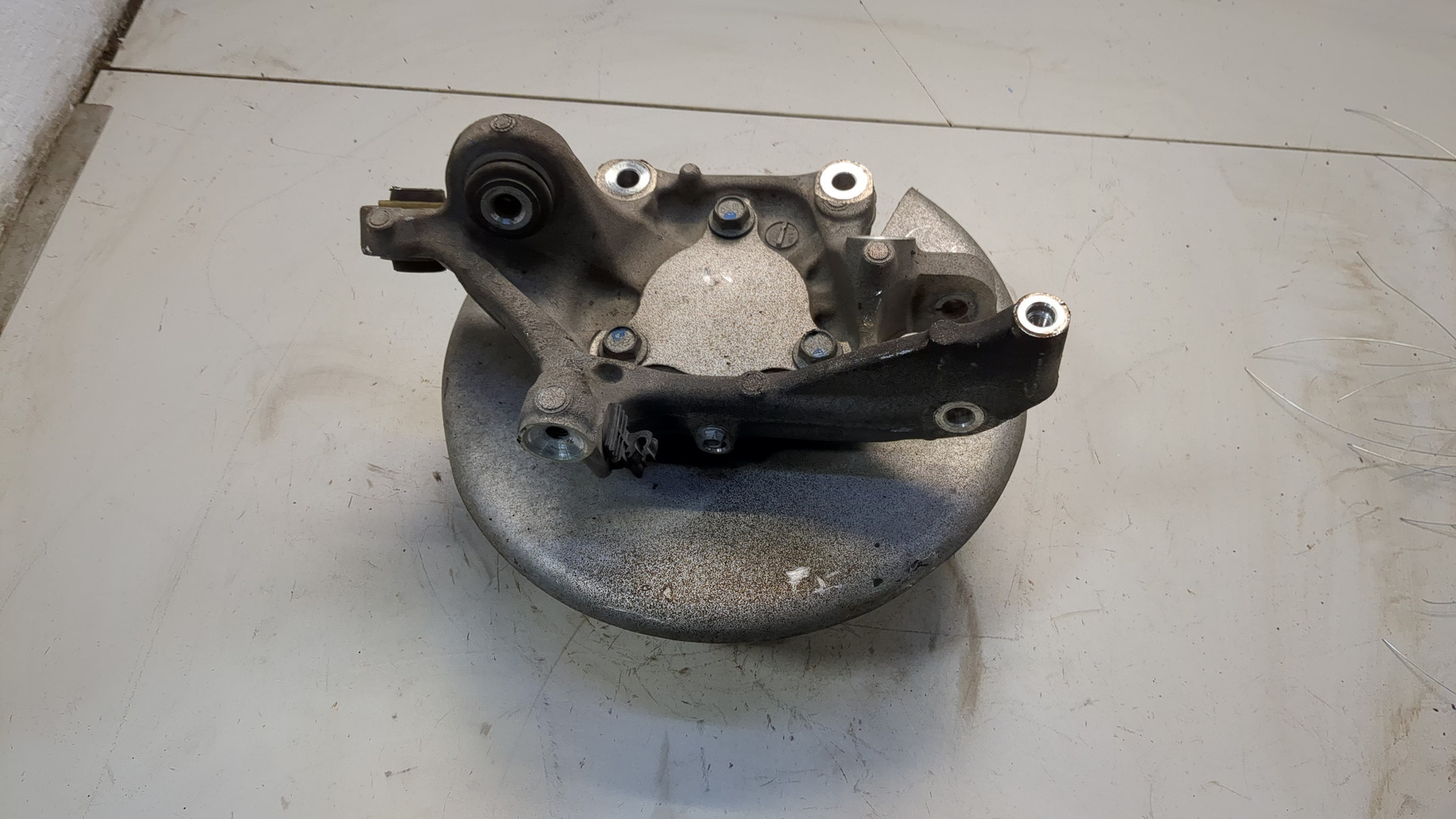 Кулак поворотный задний левый