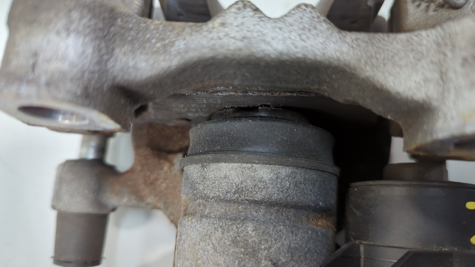 Суппорт задний левый