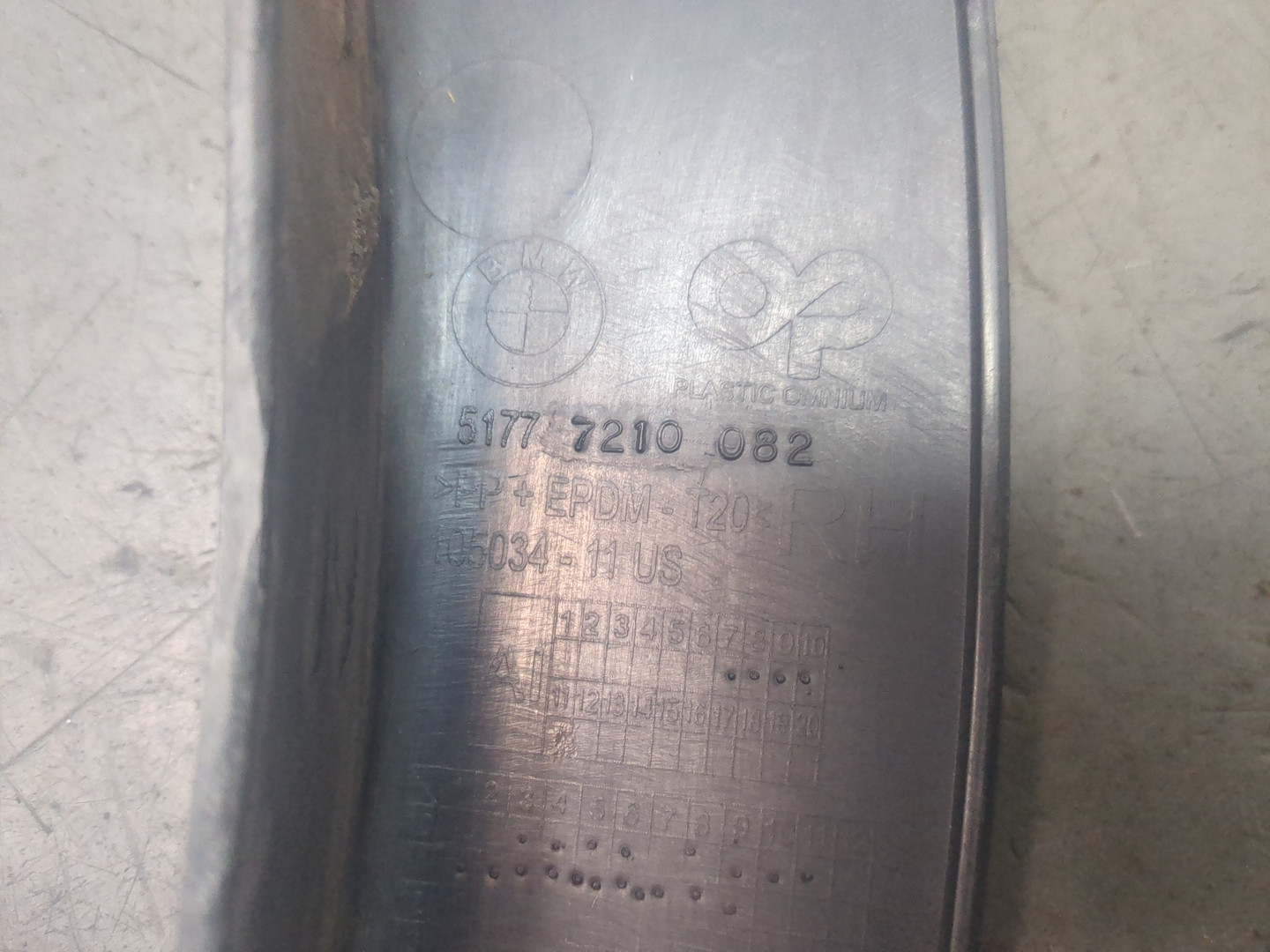 Накладка переднего крыла правого