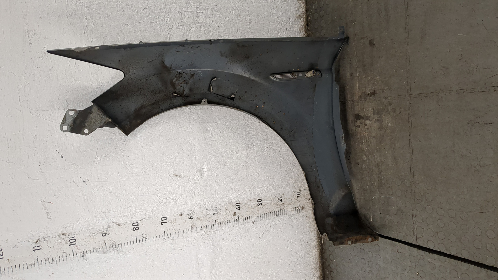 Крыло переднее правое