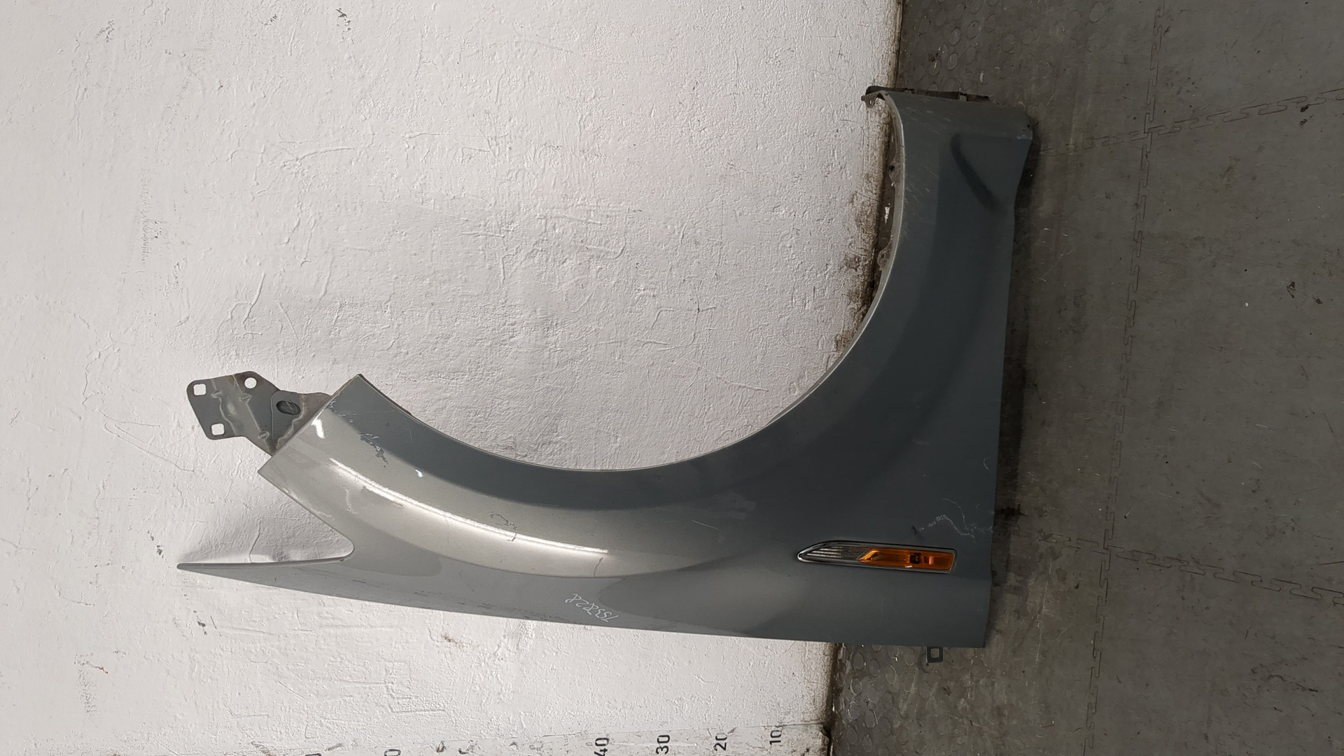 Крыло переднее правое