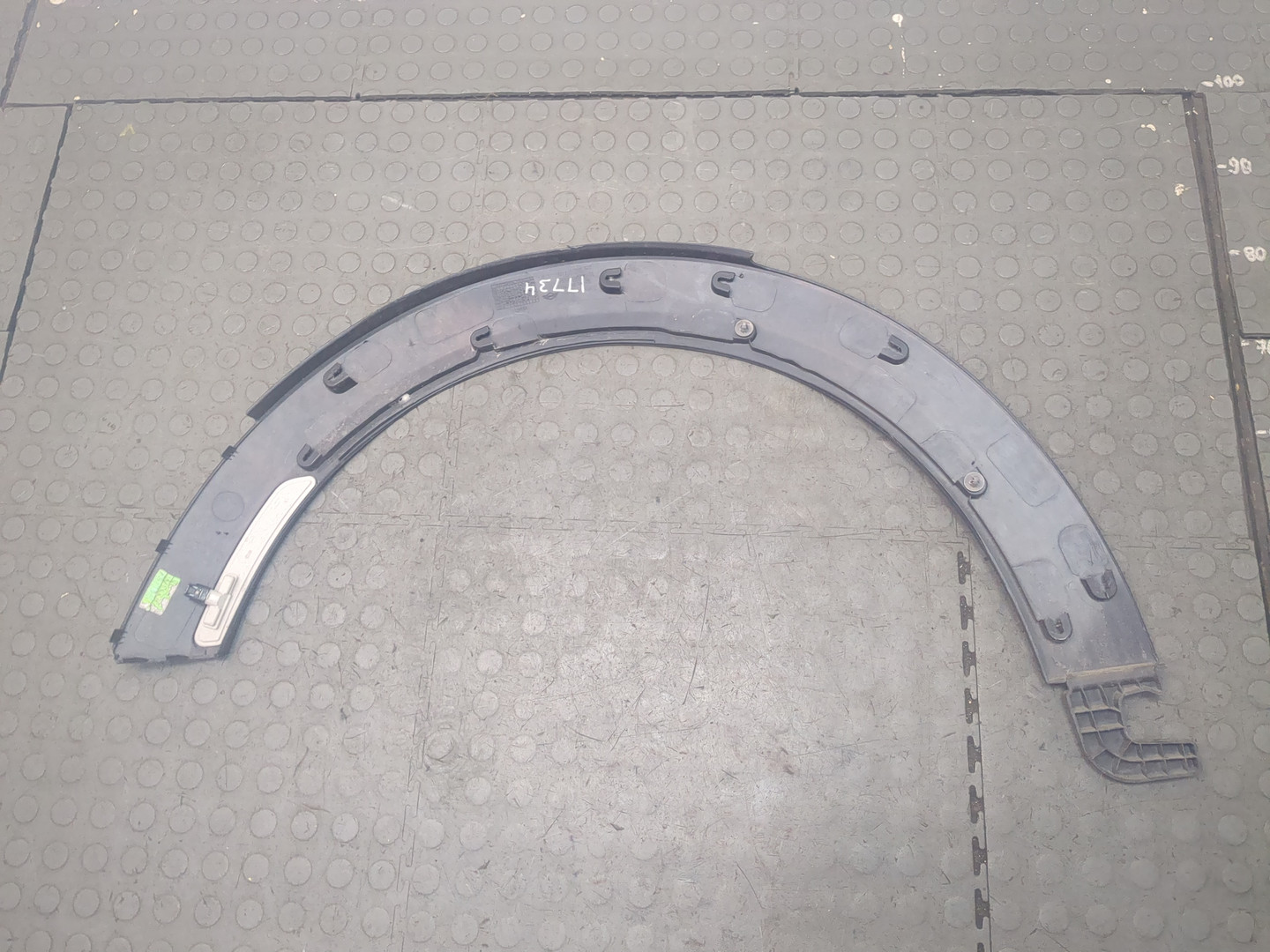 Накладка переднего крыла правого