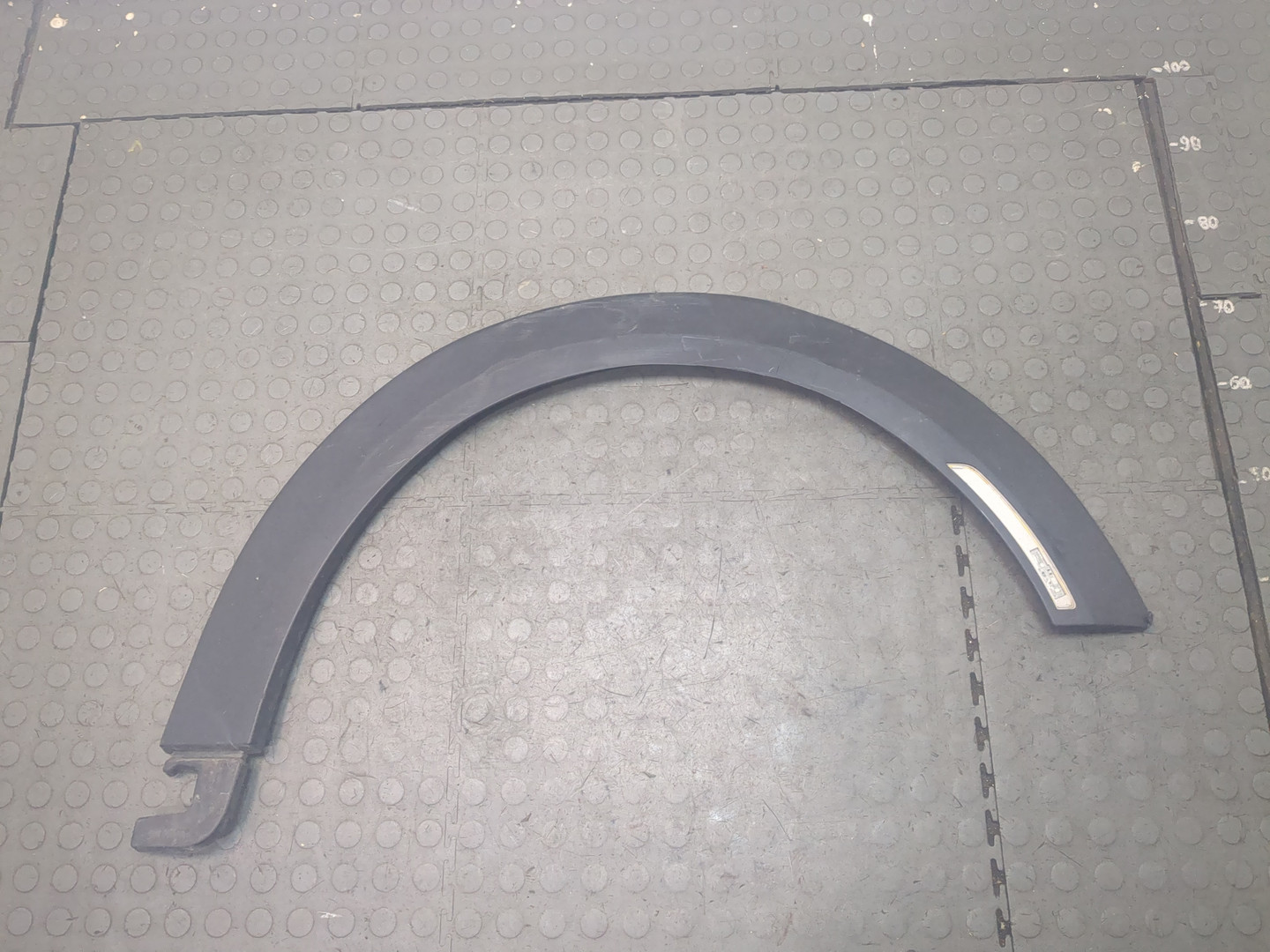 Накладка переднего крыла правого