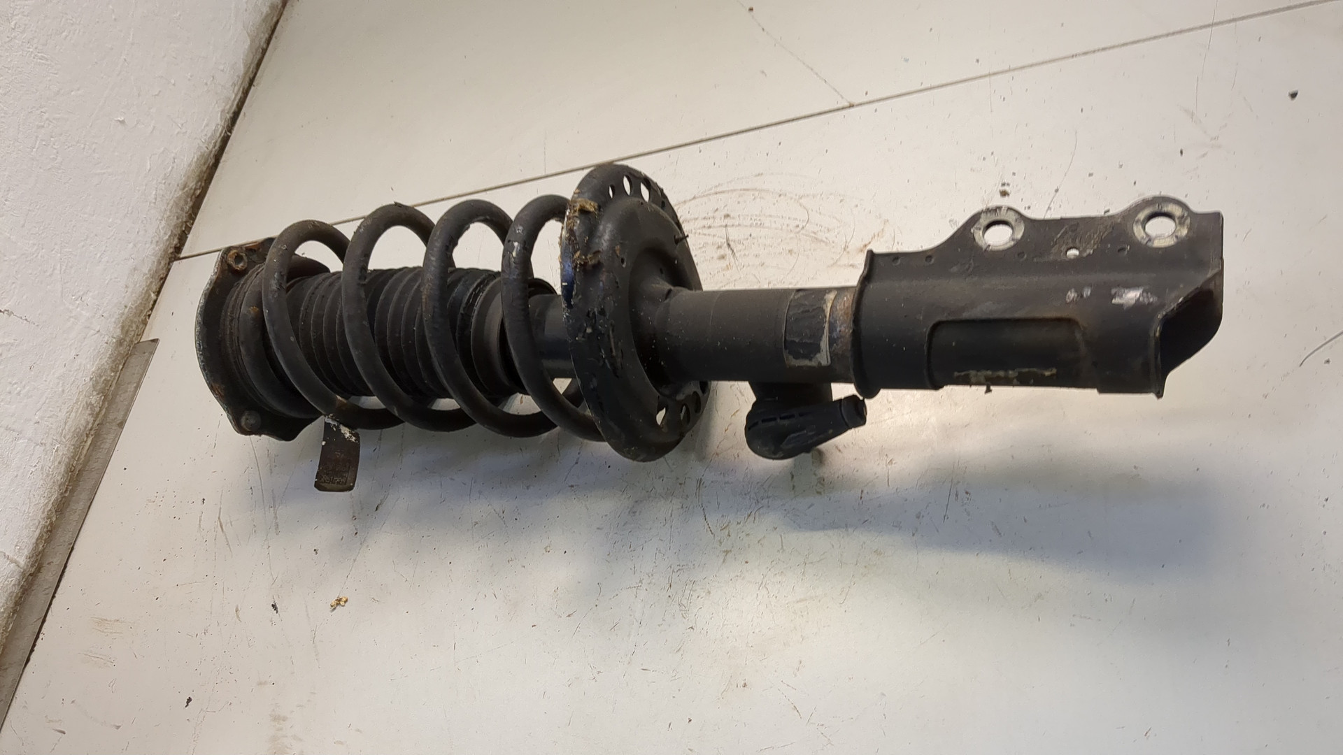 Амортизатор передний левый