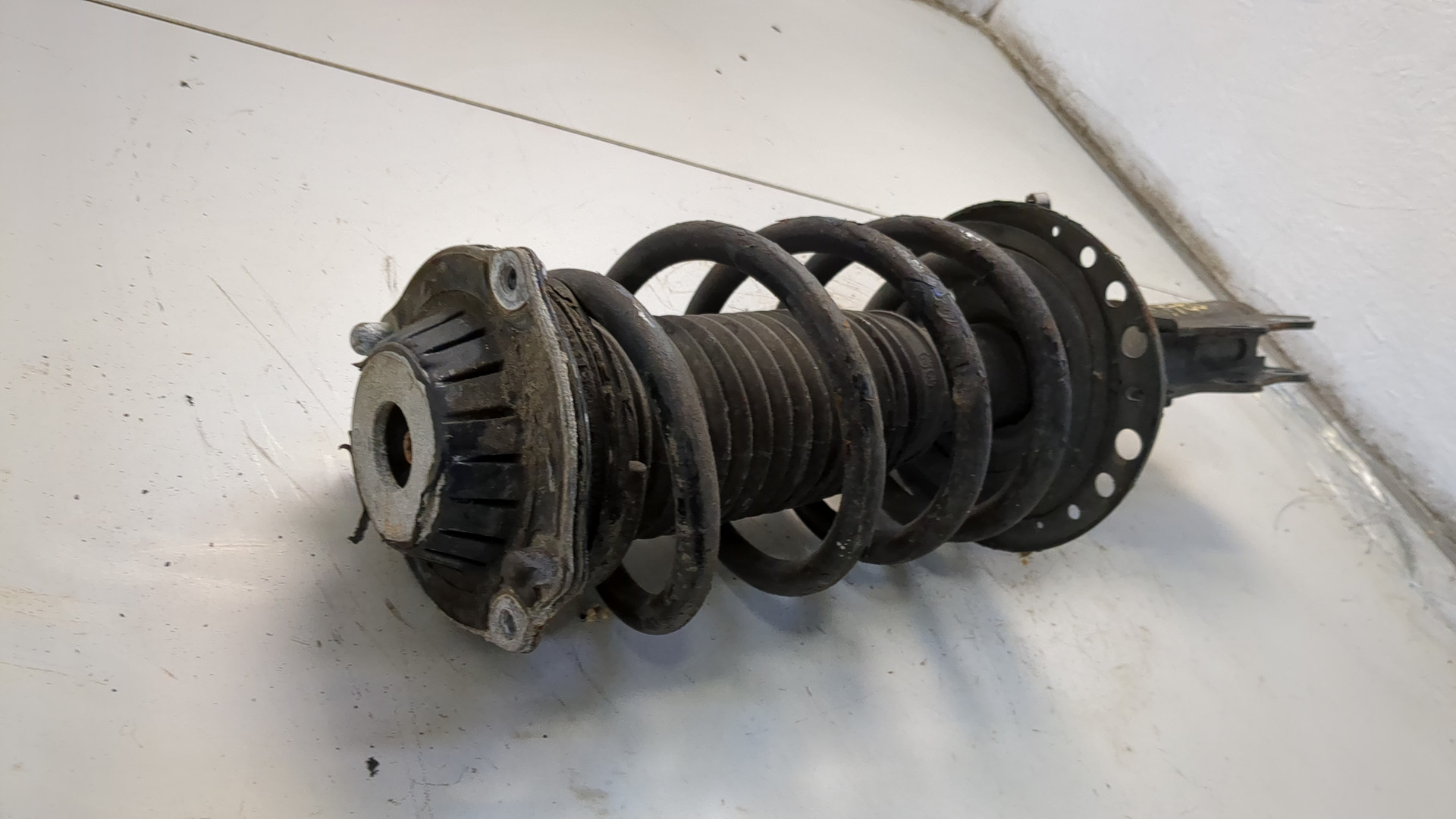 Амортизатор передний левый