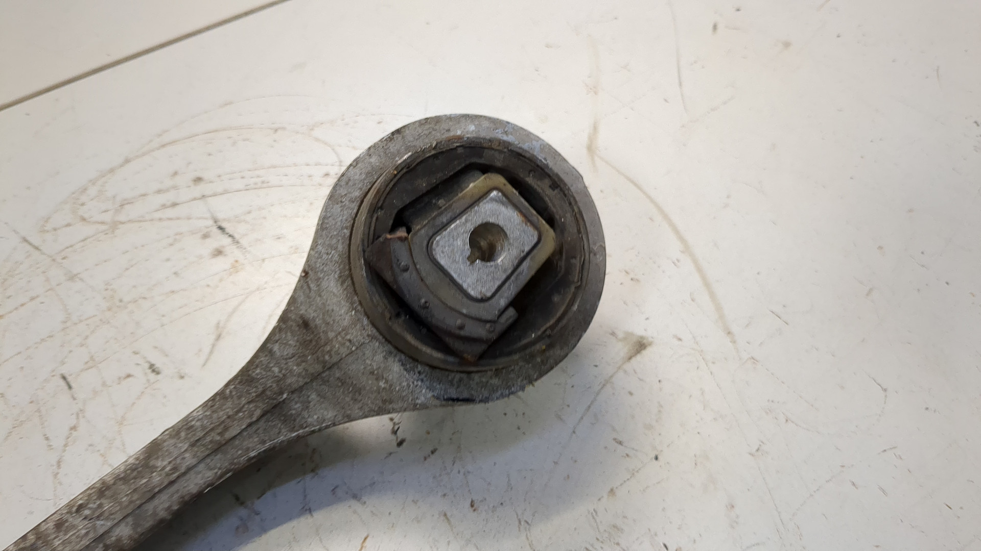 Рычаг передний левый