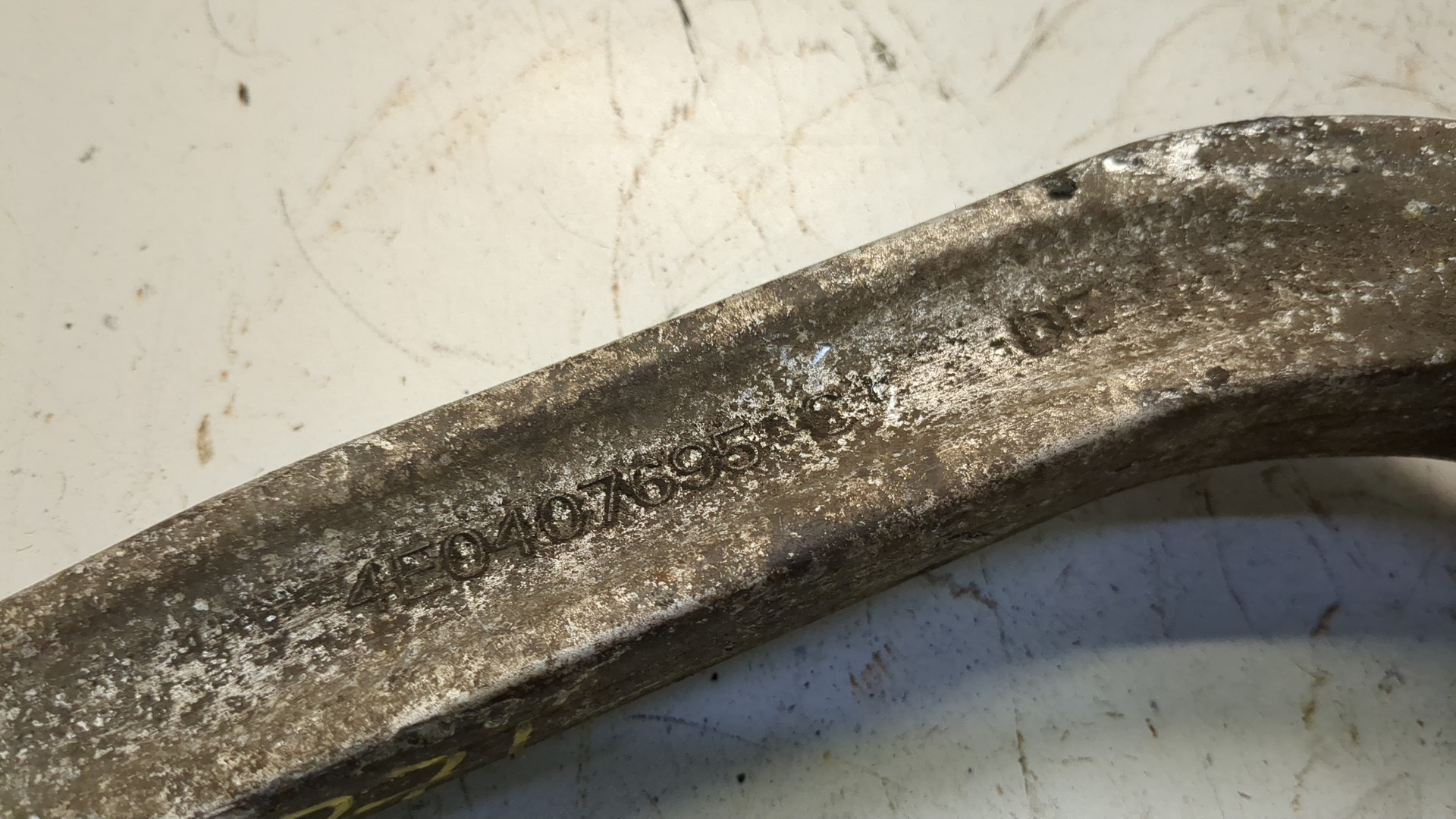 Рычаг передний левый