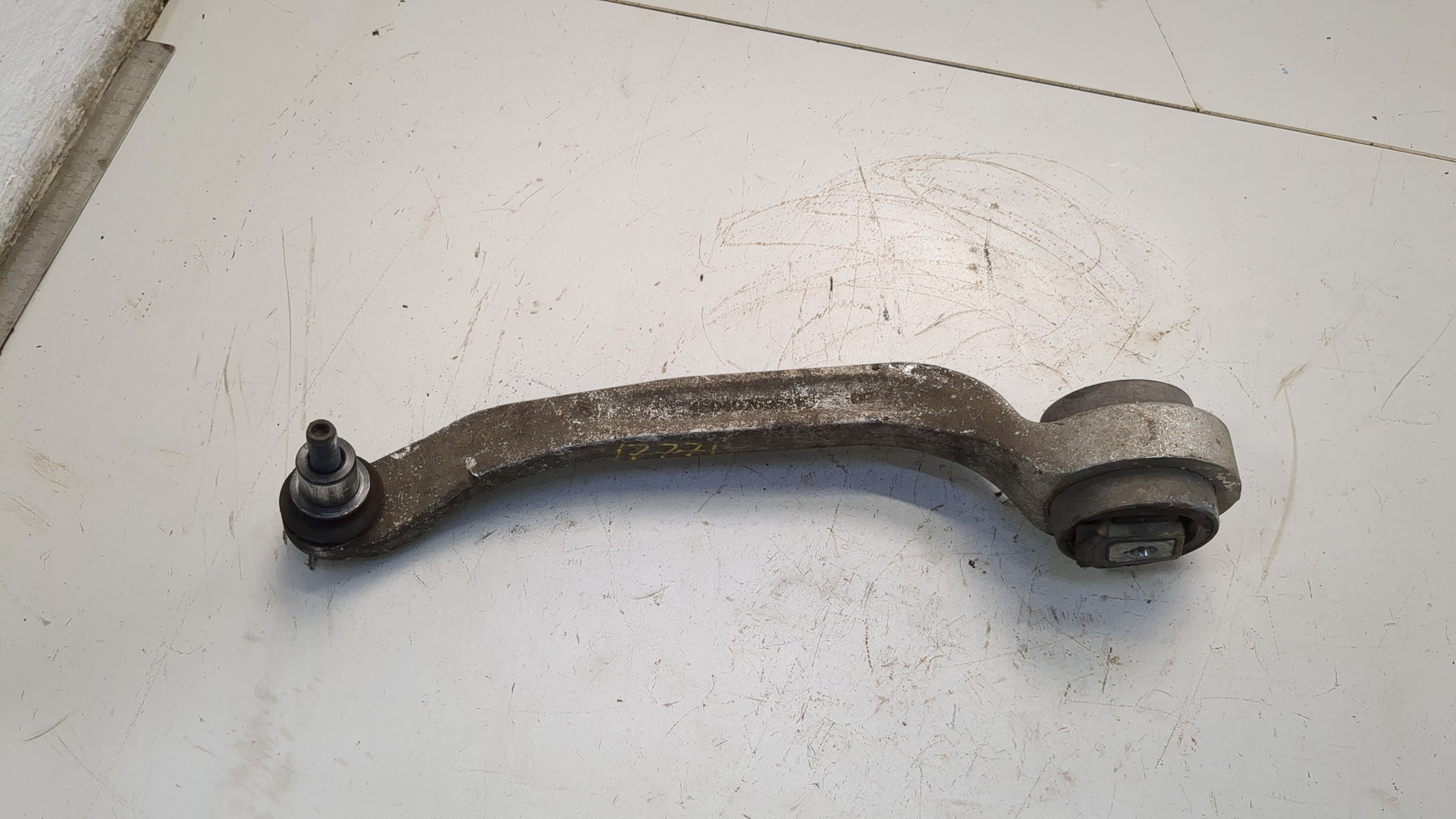 Рычаг передний левый