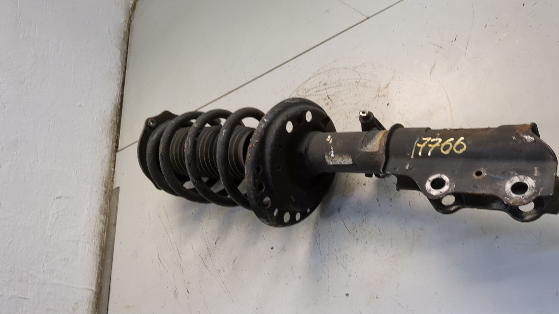 Амортизатор передний правый