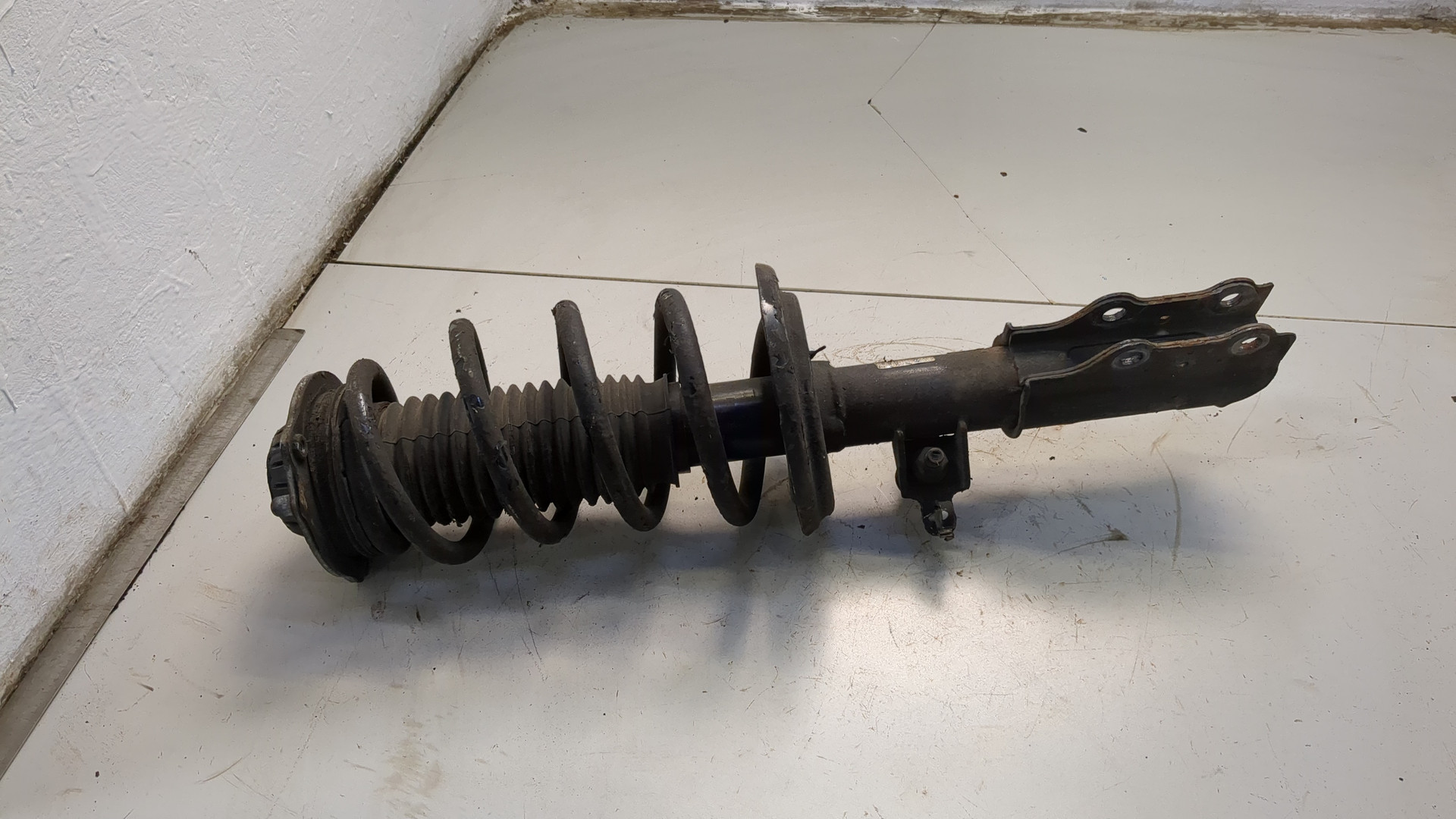 Амортизатор передний правый