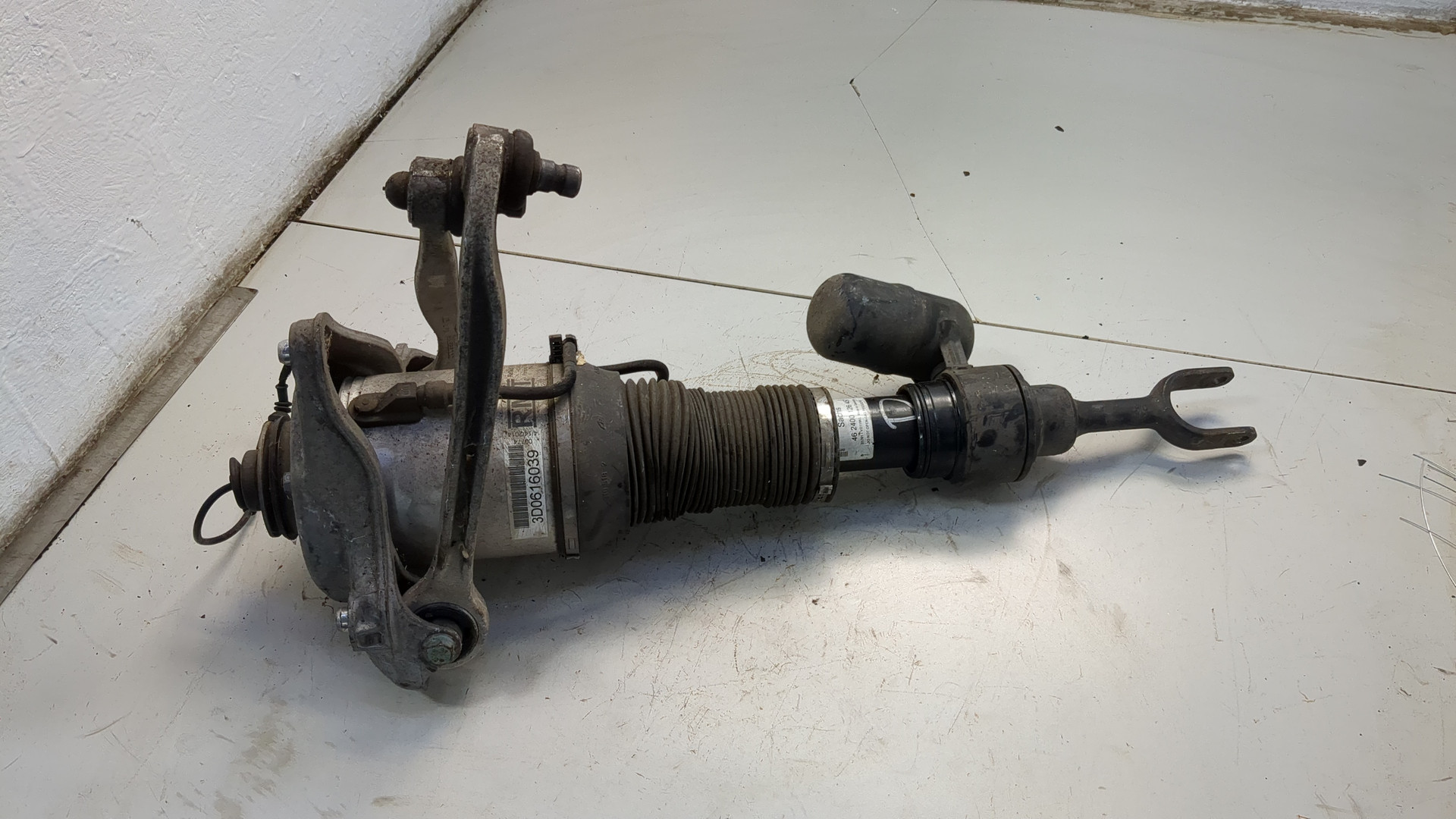 Амортизатор передний левый