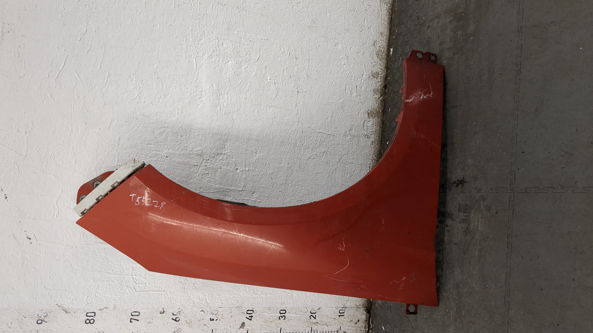 Крыло переднее правое