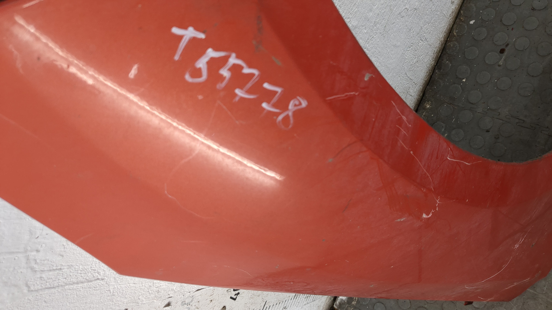 Крыло переднее правое