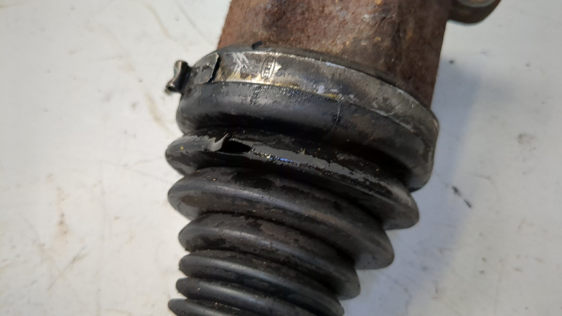 Полуось передняя левая