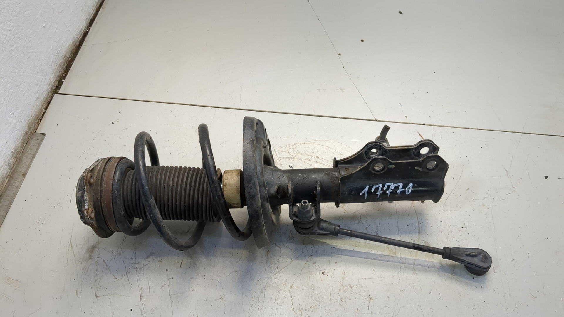 Амортизатор передний правый