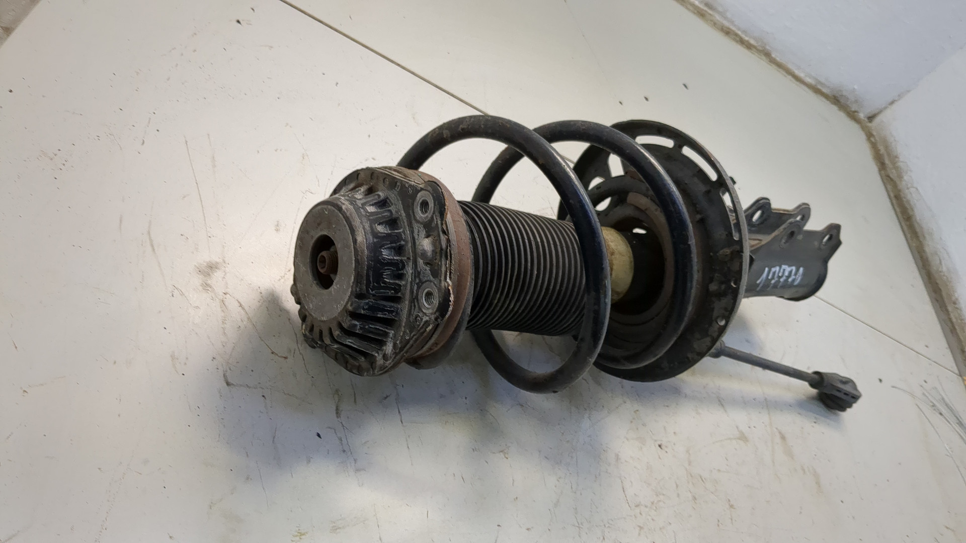 Амортизатор передний правый