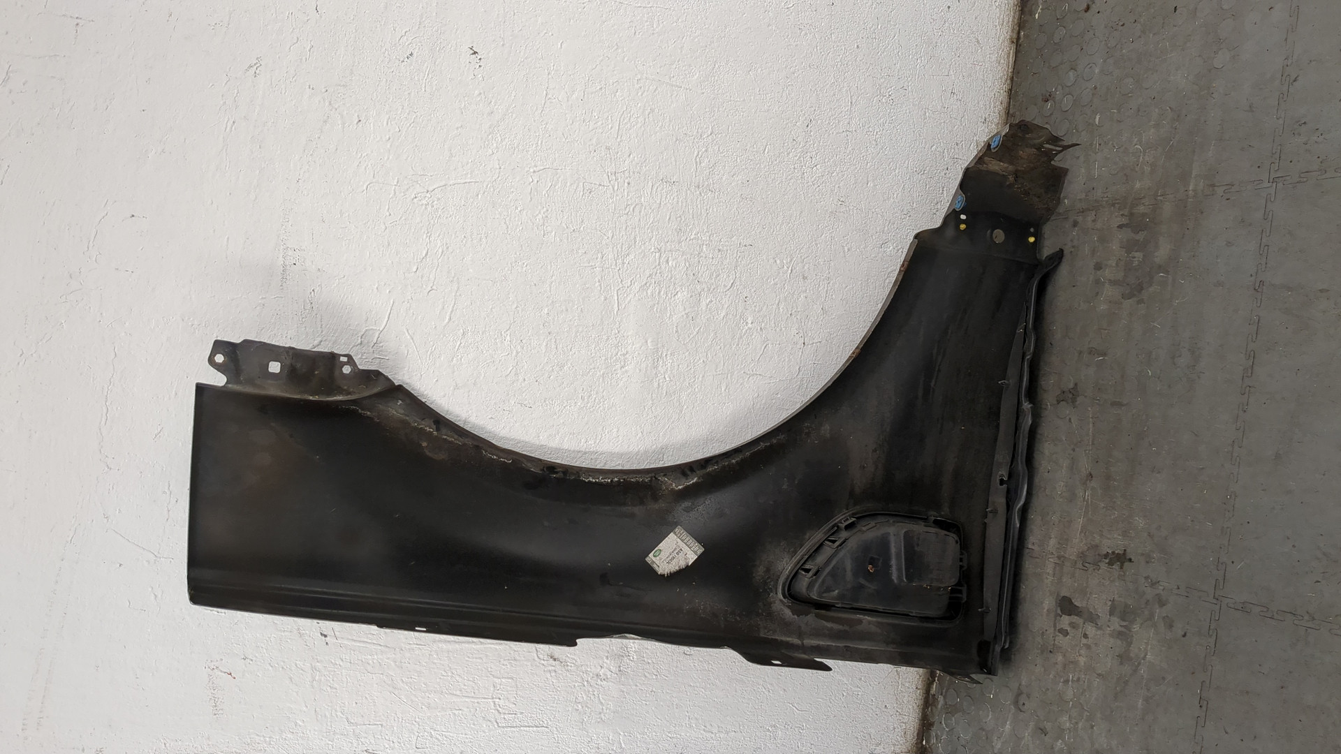 Крыло переднее левое