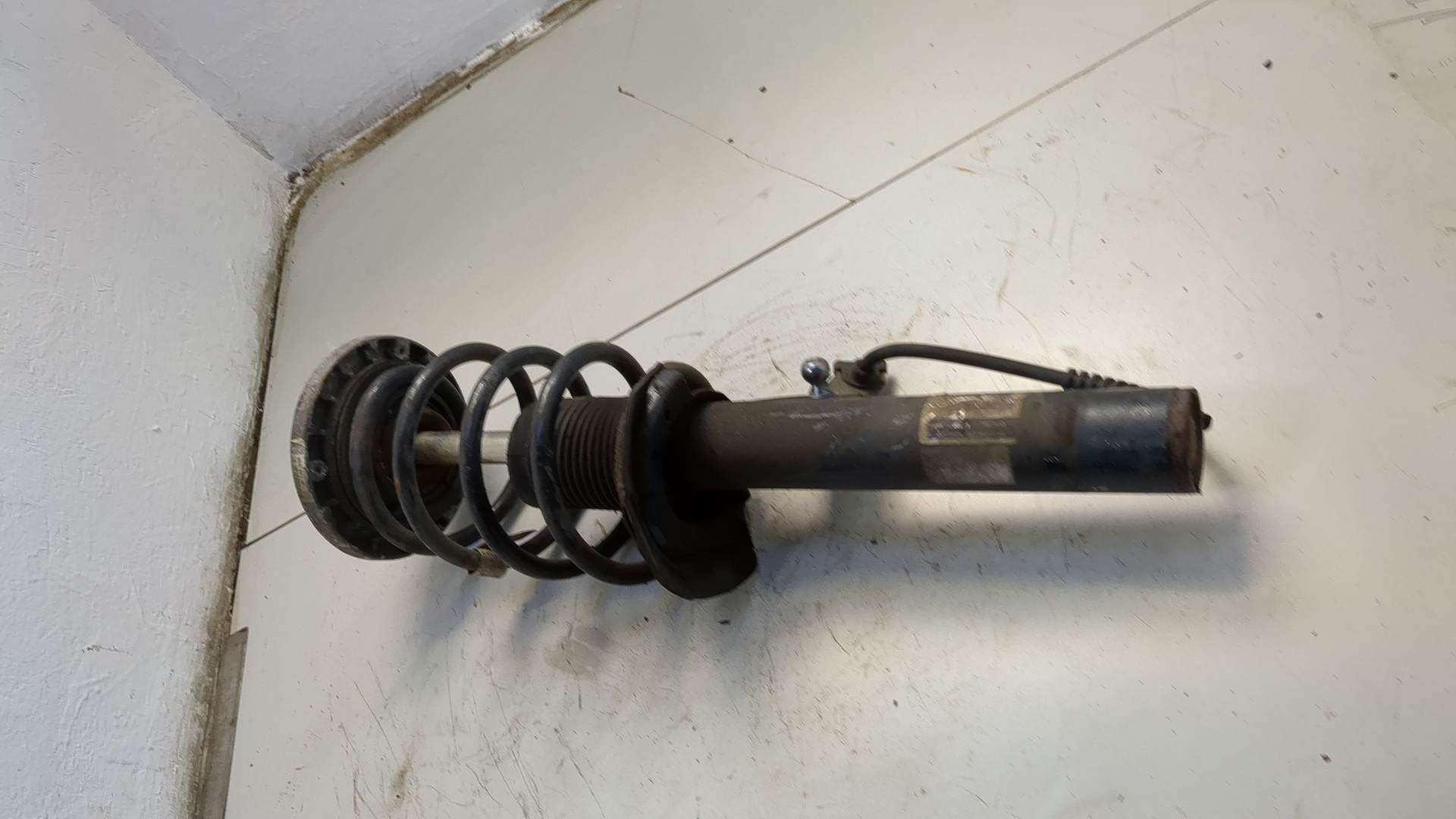 Амортизатор передний правый