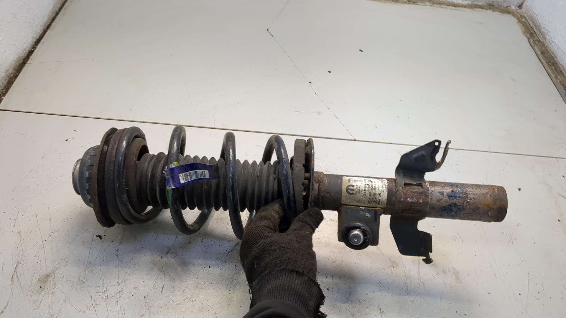 Амортизатор передний левый