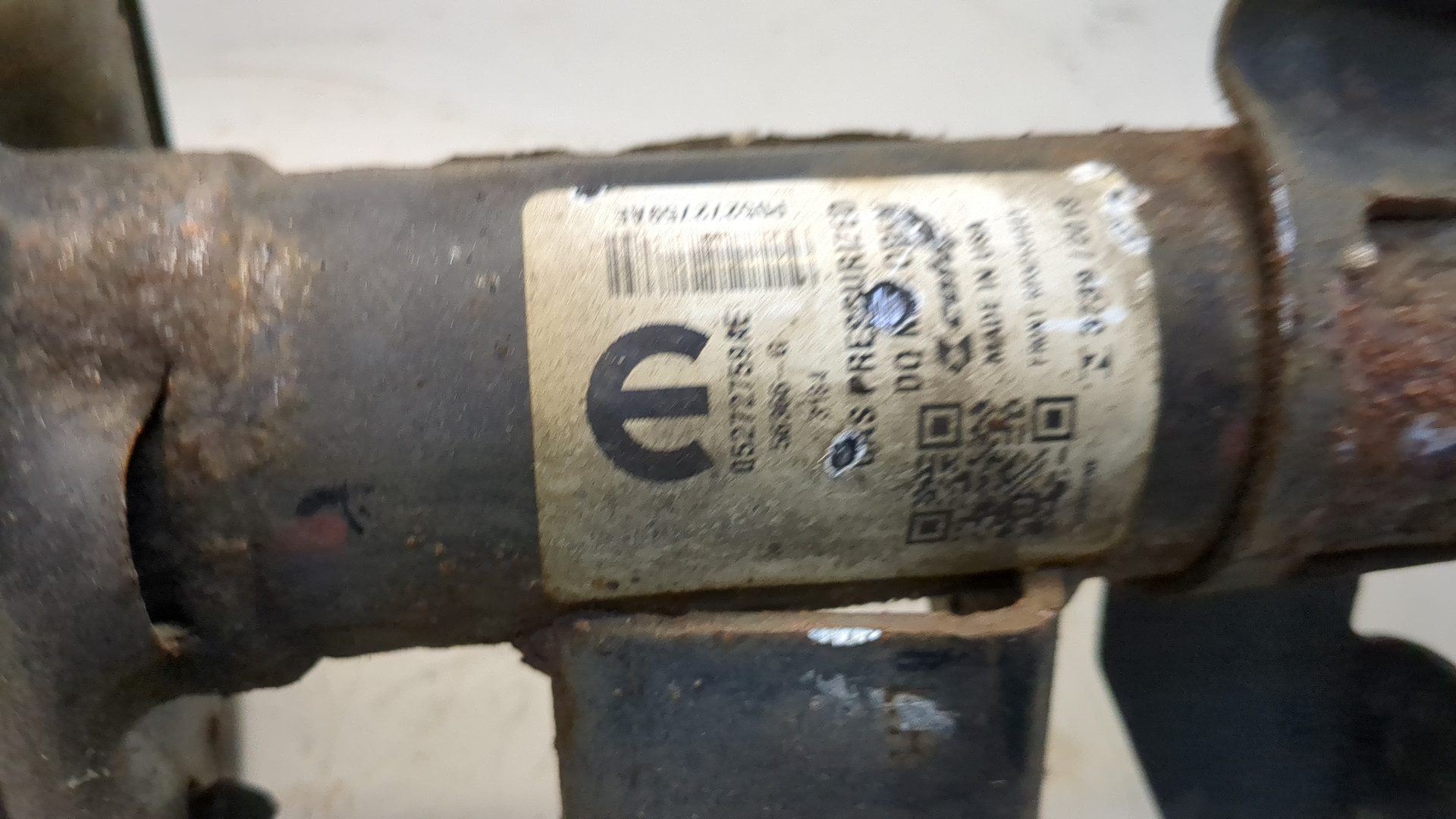 Амортизатор передний левый