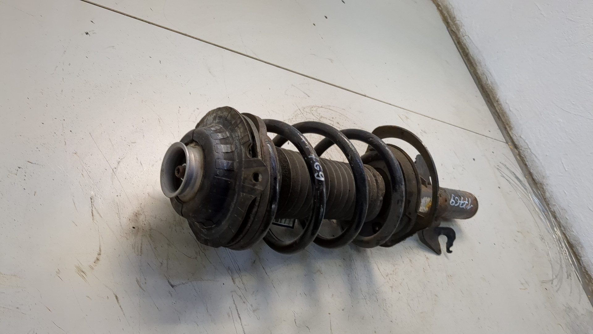 Амортизатор передний левый