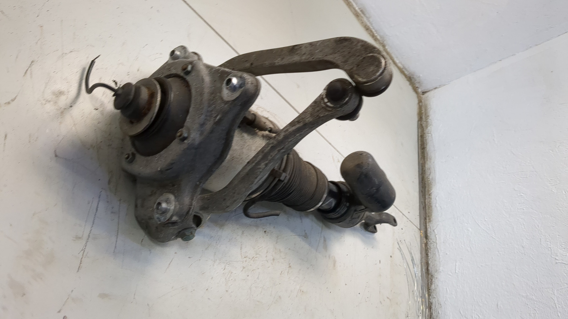 Амортизатор передний правый