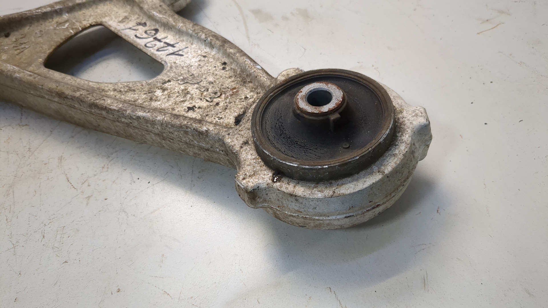 Рычаг передний левый