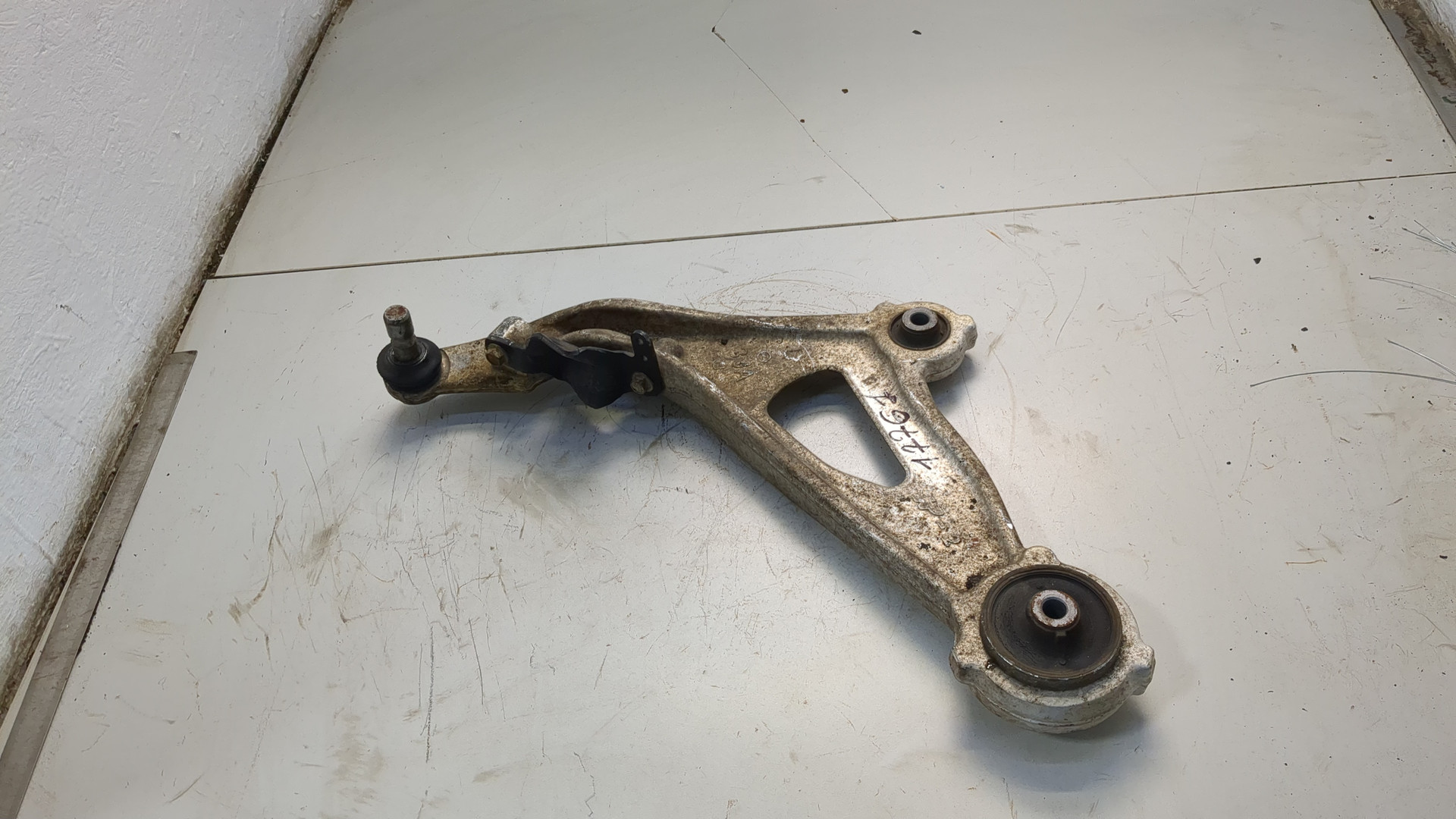 Рычаг передний левый